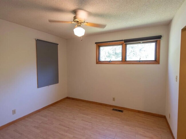 Building Photo - 2536 E 8th St