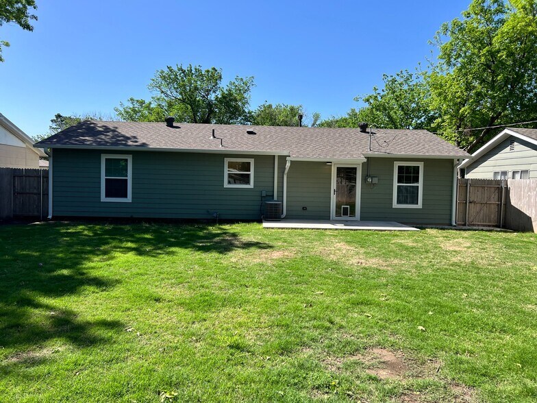 Building Photo - 1615 Iowa St