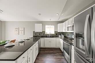 Building Photo - MUST SEE! | 4 BEDROOM 2.5 BATHROOM HOUSE |...