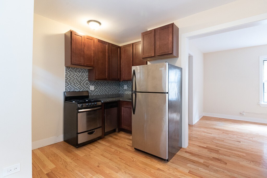 Building Photo - 3732 N Pine Grove Ave