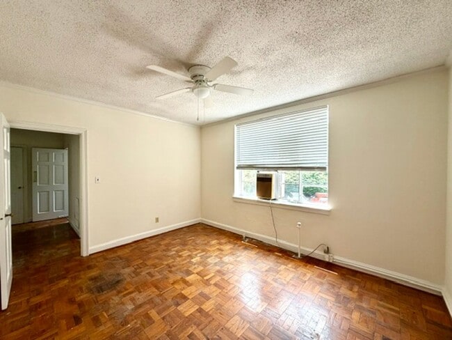 Building Photo - 1/2 MONTH OFF SPECIAL - Dilworth -Historic Myrtle Sq 1 bed 1 bath condo