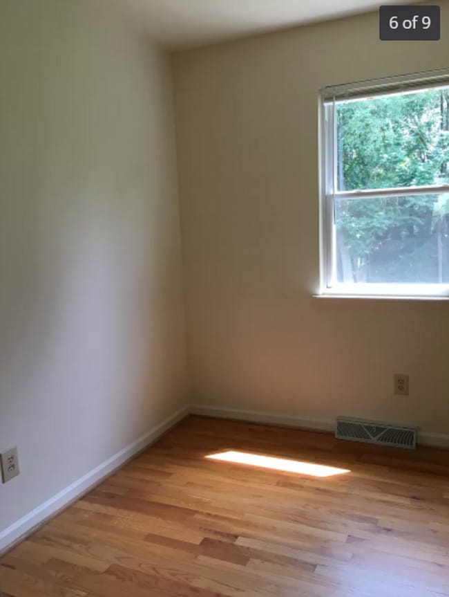 Building Photo - 3 Bedroom & 2.5 Bathrooms Minutes from Downtown!