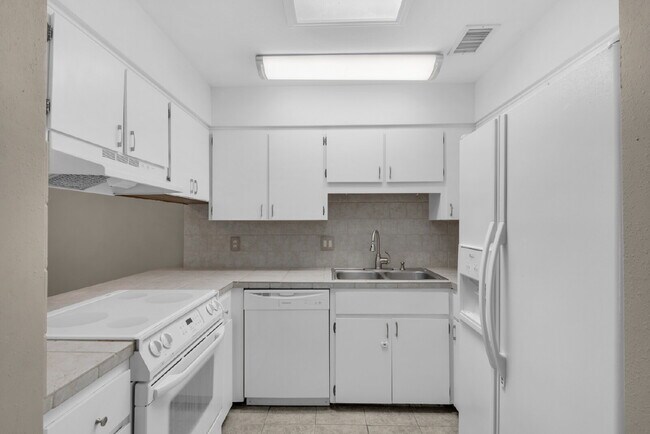 Building Photo - "Charming 2-Bed Townhouse Oasis in Shalimar !"