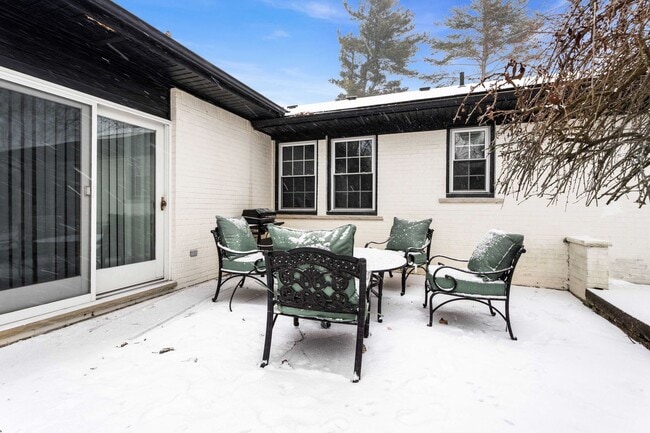 Building Photo - 3BD ROOM RANCH - PRIVATE LOT - FURNISHED - BLOOMFIELD HILLS