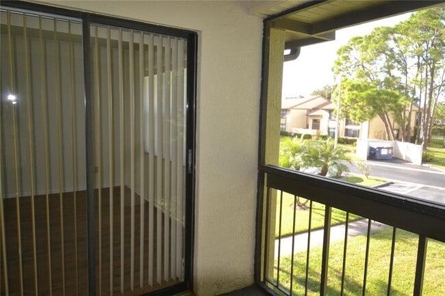 Building Photo - 226 Woodlake Wynde
