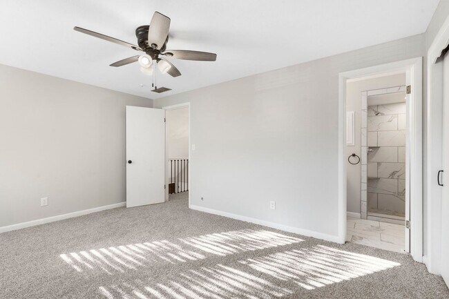 Building Photo - 3 Bedroom | 2.5 Bathroom | 2 Car Garage | Springfield MO | Fenced Back Yard | 2 Living Areas | Qu...