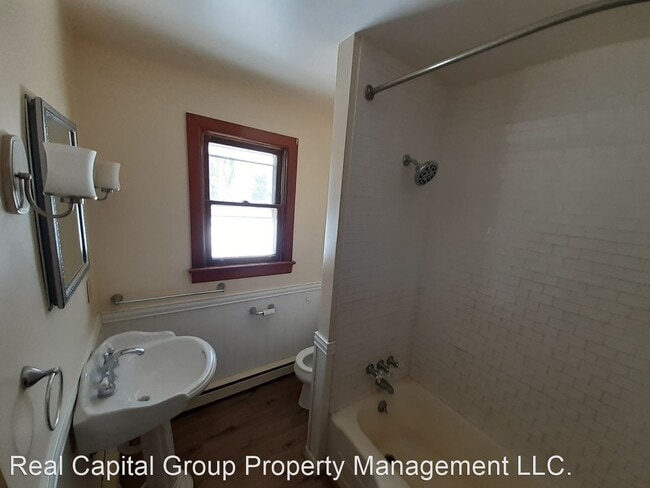 Building Photo - 3 br, 1 bath House - 25 Clinton St