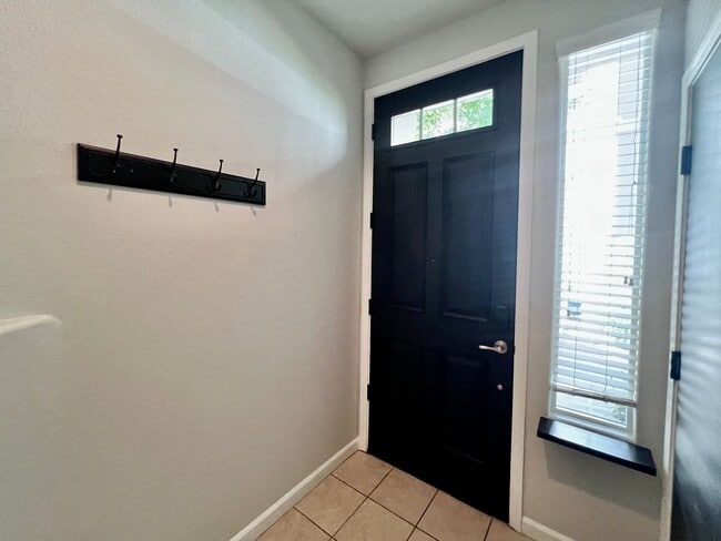 Building Photo - $2,295 Herndon & Armstrong, 2 Bedroom Cond...