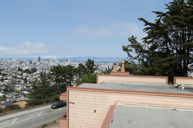 Building Photo - Epic REA: Top Floor 2 BR/2 BA Condo, Pano Views, Balcony, 3-4 Pkg, Storage