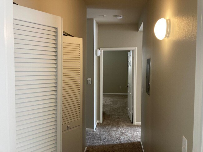 Building Photo - Move-in Ready first floor 2/2 Condo in Lee...