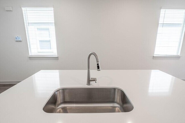 Building Photo - 225 New Hampton Wy