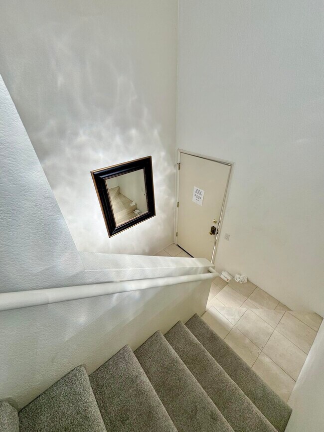 Building Photo - 401 El Cielo Rd