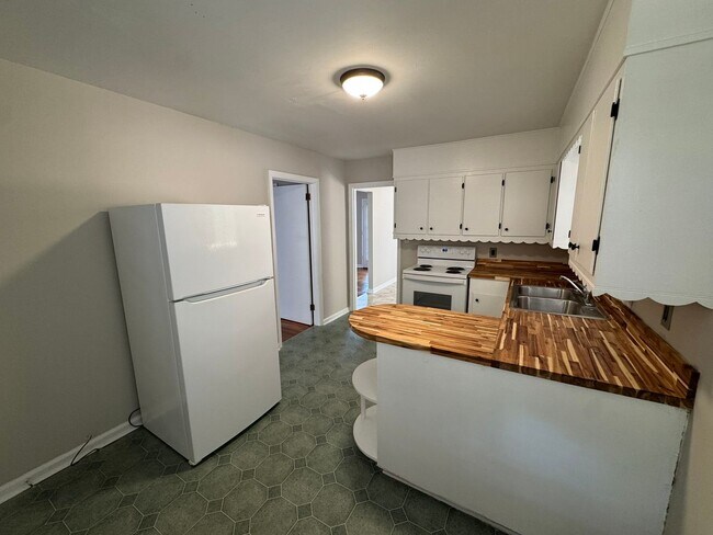 Building Photo - North Augusta Ranch with Tons of Natural Lighting!