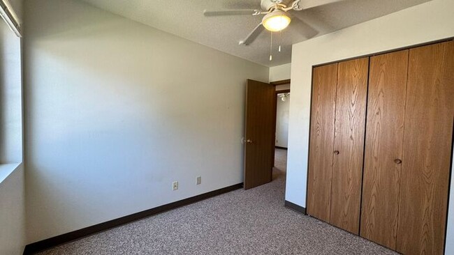 Building Photo - $1,260 | 3 Bedroom, 1 Bathroom Apartment |...