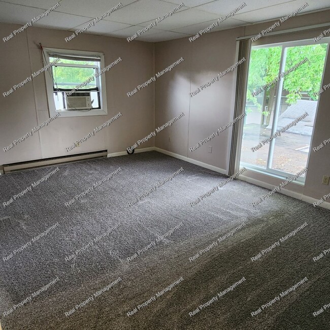 Building Photo - One Bedroom Second Floor Apartment