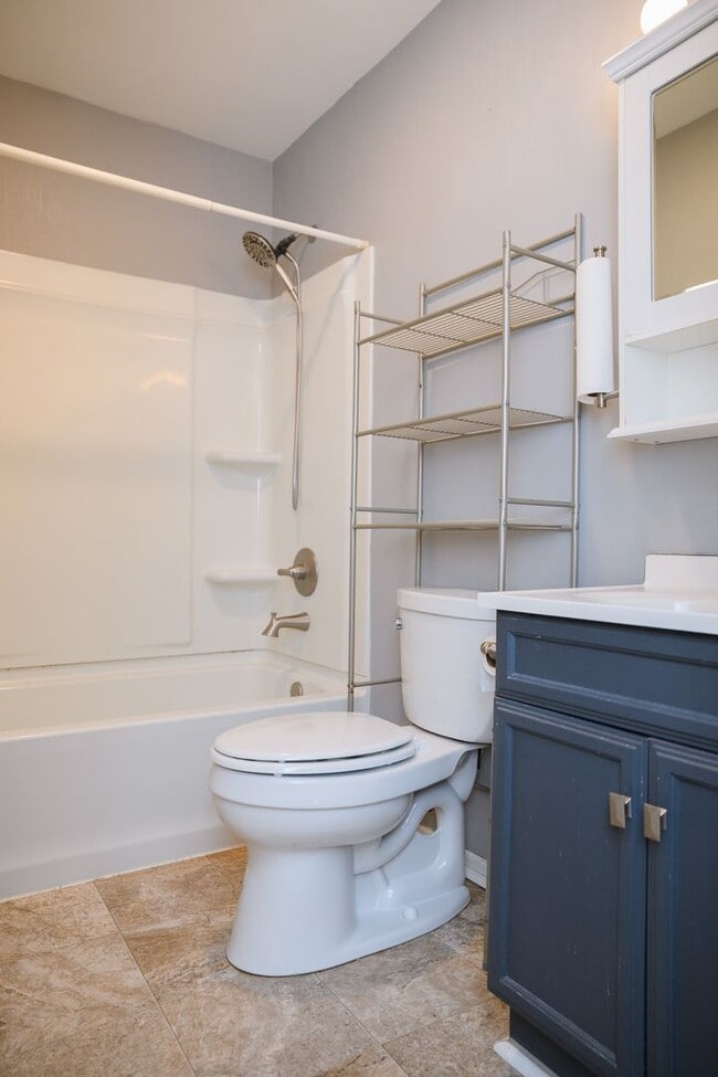 Building Photo - 2 bed 1 bath Duplex in Portage