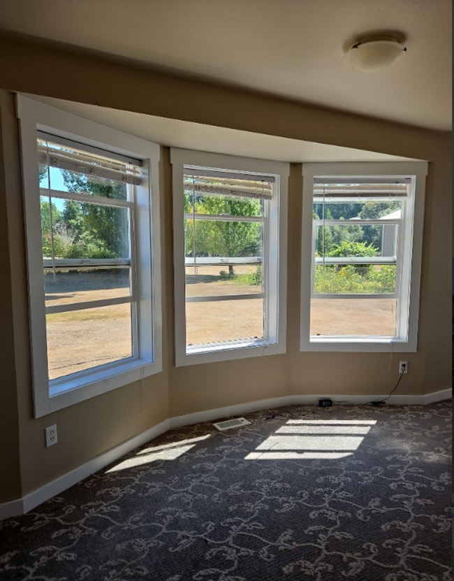Building Photo - Spacious Two Story, 4 Bedroom, 4 Bathroom ...
