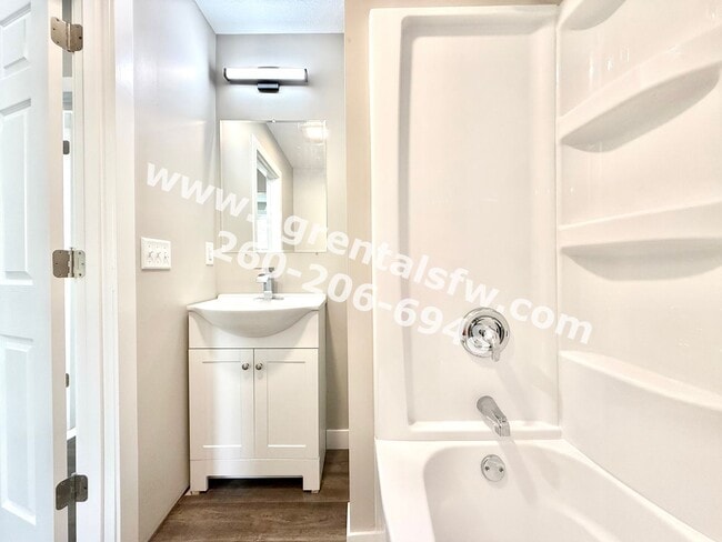 Building Photo - 615 W 4th St