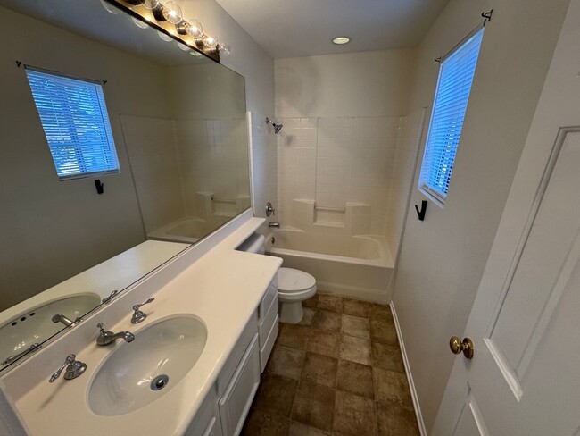 Building Photo - 4 bed 3 full bath house with 3 car garage in Corona for lease