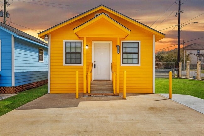 Building Photo - 11357 Gil Rodriguez Lp W