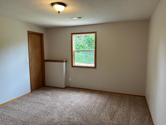 Building Photo - 4 Bed 2.5 Bath w/ Fenced Yard
