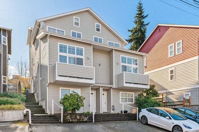 Building Photo - Charming and Spacious 3-Bedroom Townhome w...