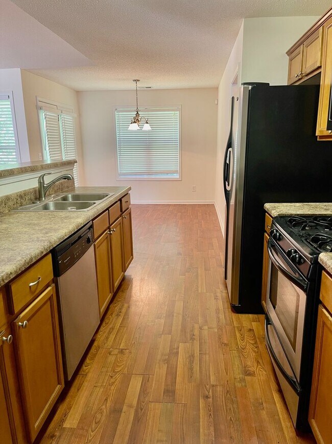 Building Photo - Ranch Home Located Minutes to Downtown Dallas