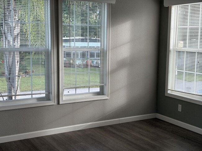 Building Photo - 3150 NE 36th Ave