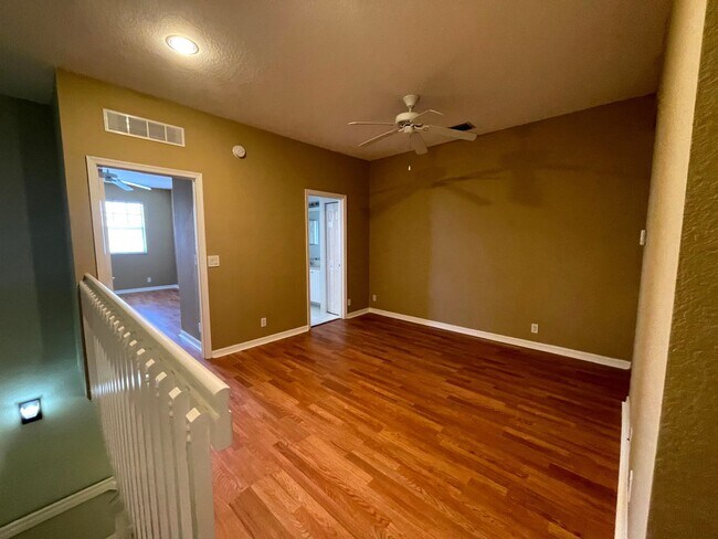 Building Photo - Lovely Townhome in Gate Community!