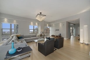 Building Photo - 1035 N Dearborn St