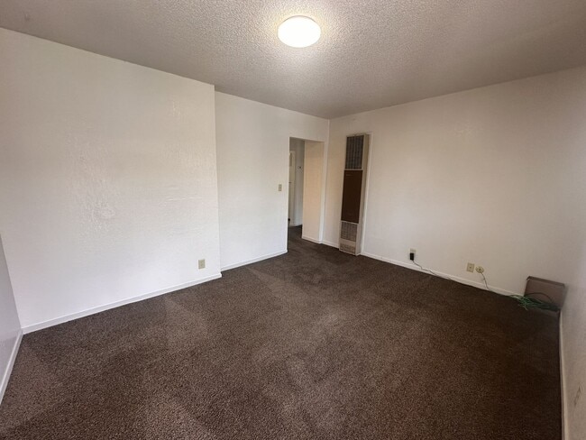 Building Photo - 2 Bedroom, 1 Bathroom Apartment