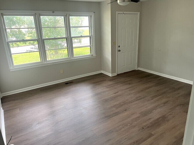 Building Photo - 2BD/1BA Close to UAH