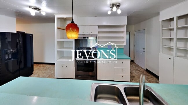 Building Photo - Inviting 2-bedroom with a fully fenced lar...