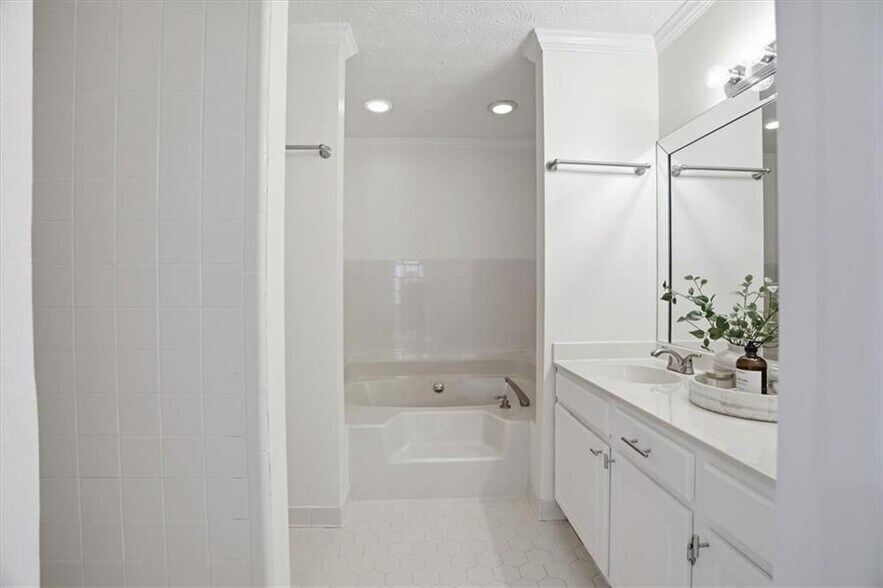 Building Photo - 2600 Holcomb Springs Dr