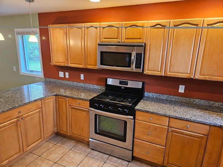 Gas stove, microwave, granite countertops - 27 Route 103