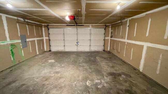 Building Photo - Adorable Open Layout 3BD/2BA Home Located In Town! 2 Living Rooms~Gas Fireplace~Fenced Yard!