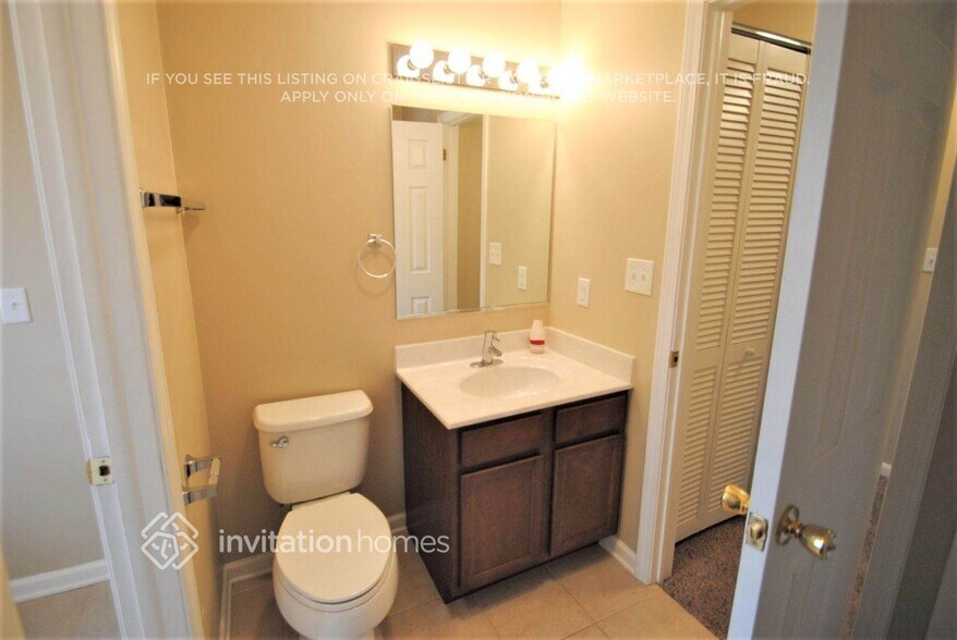 Building Photo - 337 E Fullerton Ave