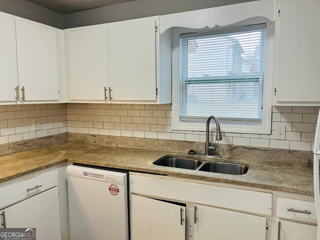 Building Photo - 907 Silverwood Dr