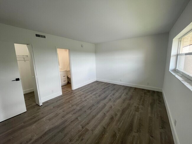 Building Photo - 1005 Country Club Dr