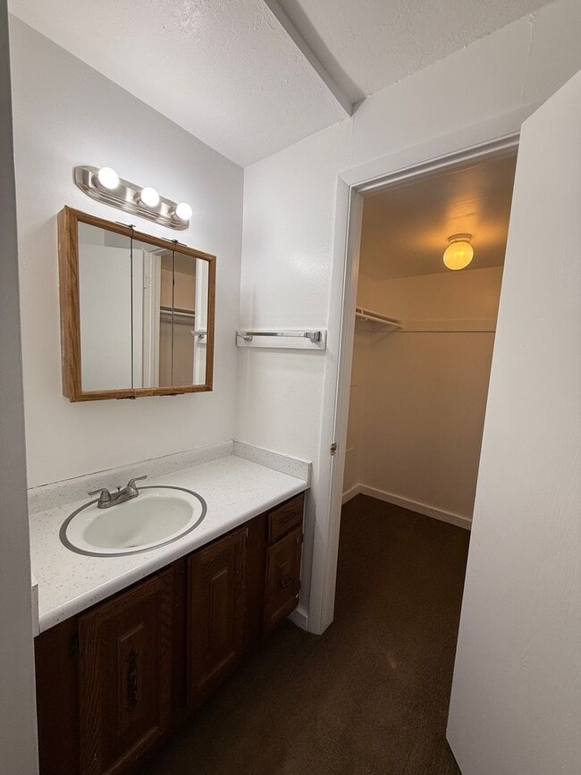 Building Photo - Beautiful Two Bedroom Apt; Salt Lake City, 1,000 sq ft; New Flooring