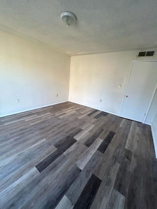 Building Photo - 3 Bed 1.5 Bath Home Available!