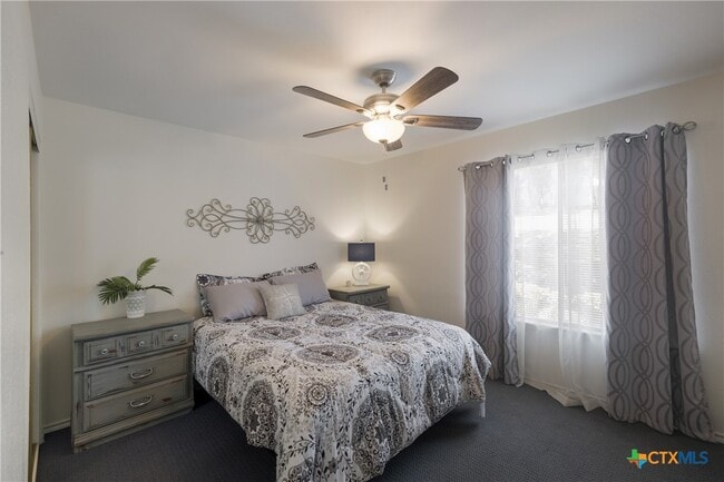 Building Photo - 1135 Parkview Dr