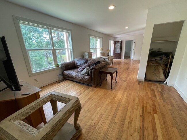 Building Photo - Big and Beautiful House with attached 1br ...
