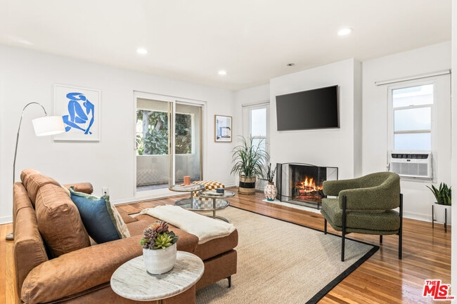 Building Photo - 329 S Reeves Dr