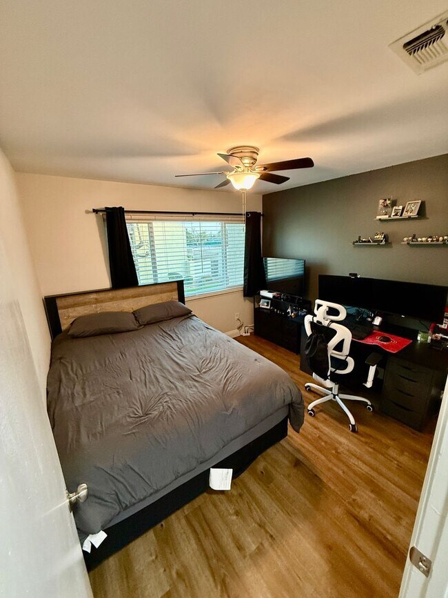 Building Photo - Beautifully 4-bedroom, 2.5-bathroom Condo—ready and waiting for you!