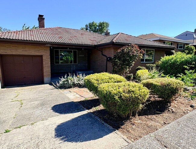 Building Photo - 5 Bed/1.5 Bath Beacon Hill Home with Gorgeous Views!