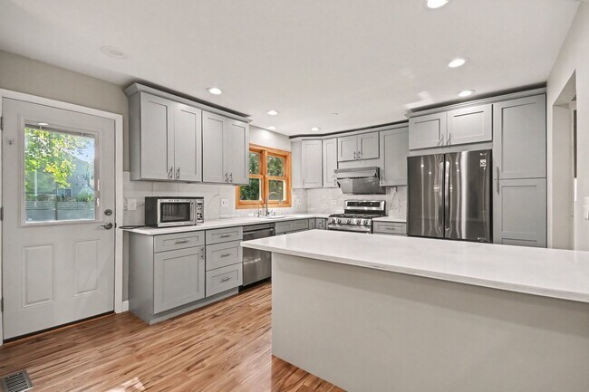 Building Photo - 5195 Castaway Ln