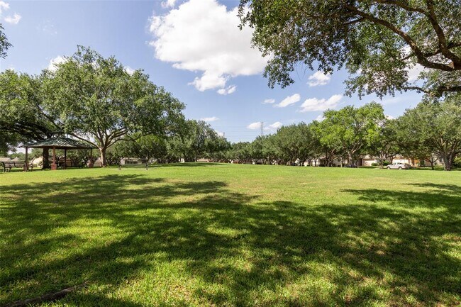Building Photo - 4427 Village View Dr