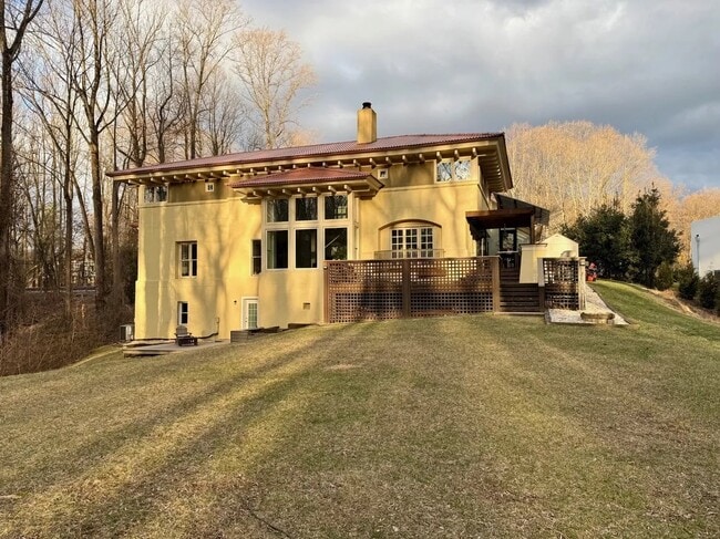 Building Photo - 1125 Duchess Dr