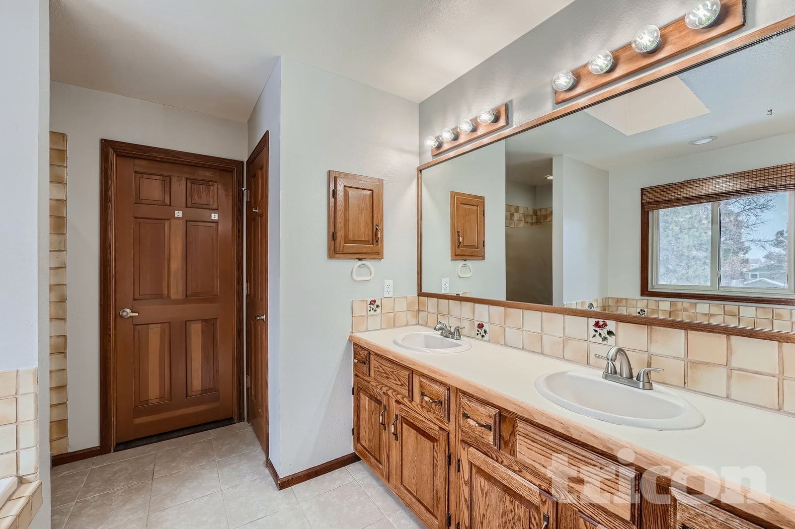 Building Photo - 6591 N Windmont Ave